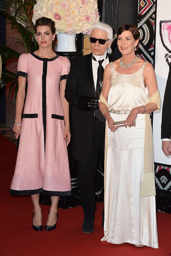 MONTE-CARLO, MONACO - MARCH 28:  (L-R) Charlotte Casiraghi, Karl Lagerfeld and Princess Caroline of Hanover attend the Rose Ball 2015 in aid of the Princess Grace Foundation at Sporting Monte-Carlo on March 28, 2015 in Monte-Carlo, Monaco.  (Photo by Pasc (Foto: Getty Images)