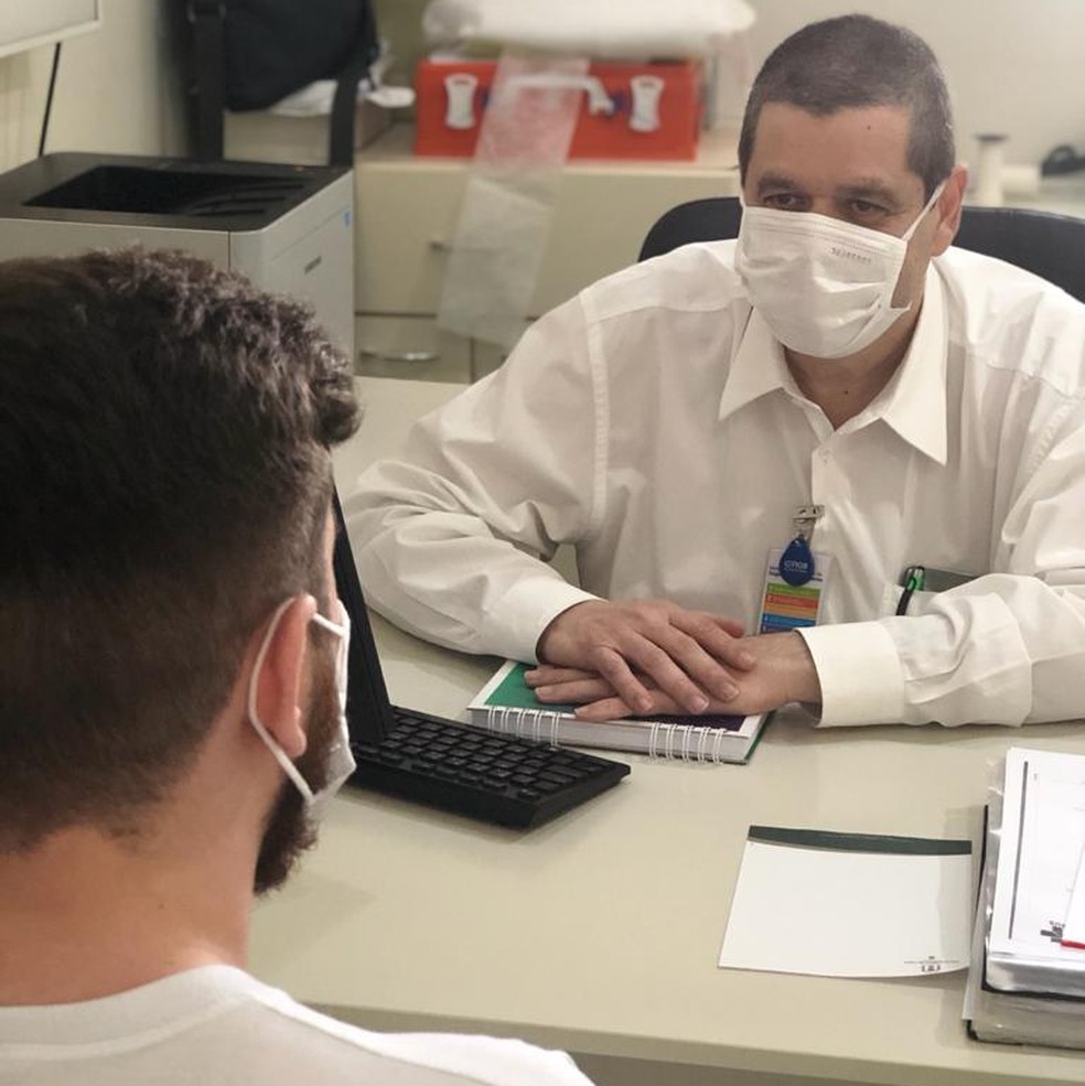 Coordenador da emerg&ecirc;ncia do HFC de Piracicaba, Eduardo Ledo j&aacute; voltou a atender pacientes &mdash; Foto: Divulga&ccedil;&atilde;o/ HFC