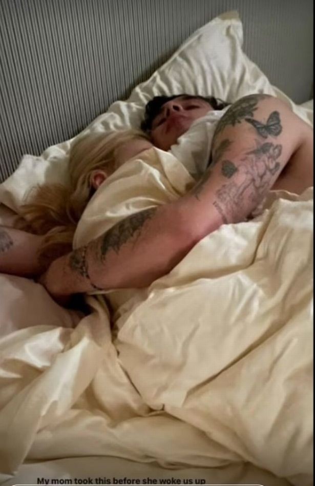 Brooklyn Beckham e Nicola Peltz dormindo em cama de hotel de Paris em foto feita pela mãe da modelo (Foto: Instagram)