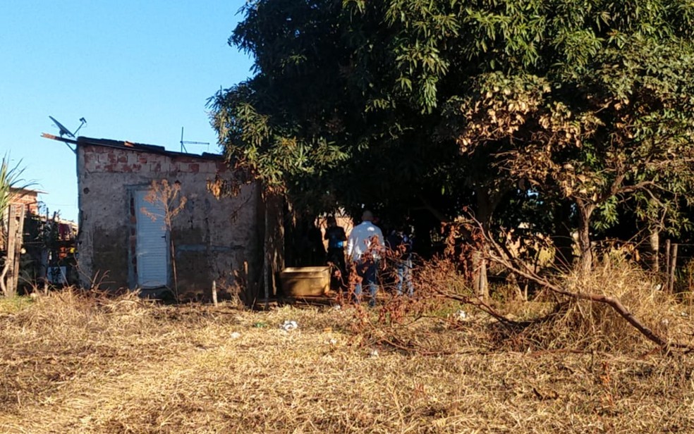 Casa da mãe de ex-mulher de Lázaro, onde polícia fez buscas, em Águas Lindas de Goiás — Foto: Giovana Dourado/TV Anhanguera