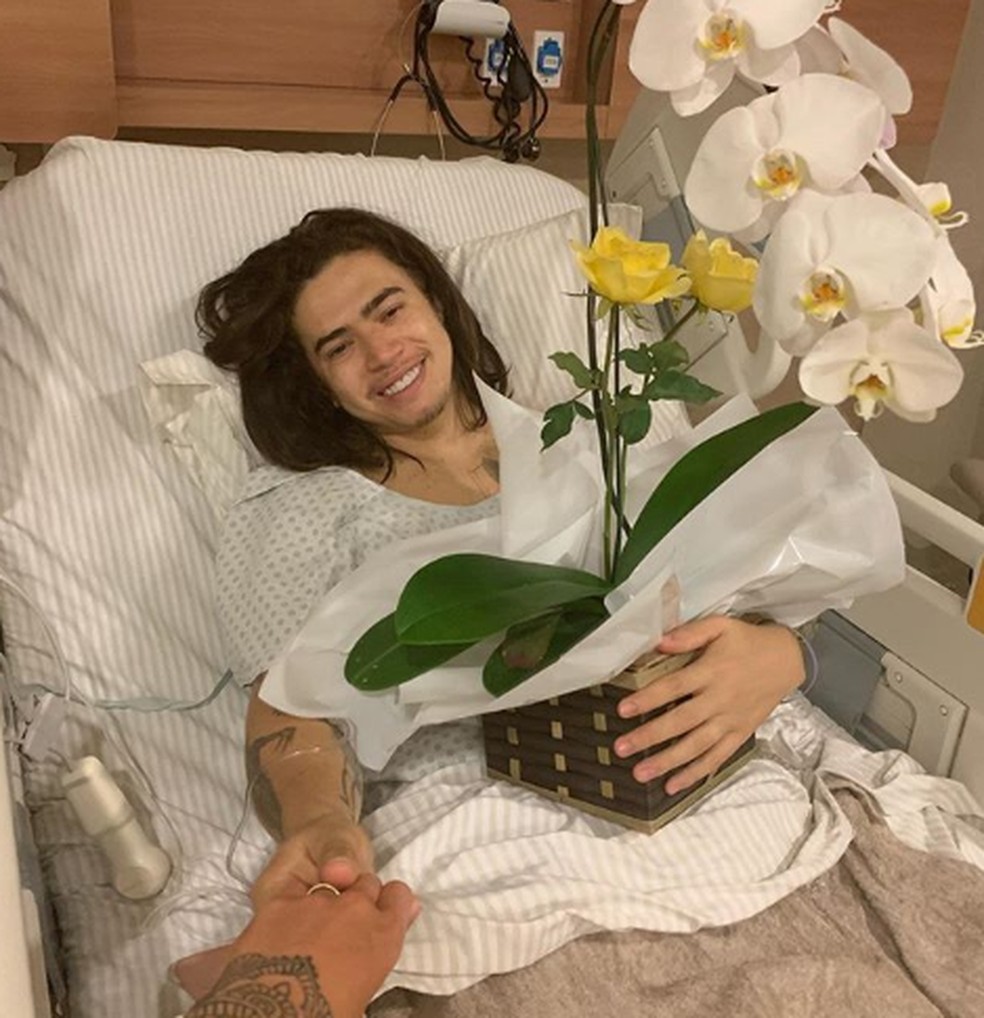 Luísa Sonza presentou o marido com flores — Foto: Reprodução/Instagram