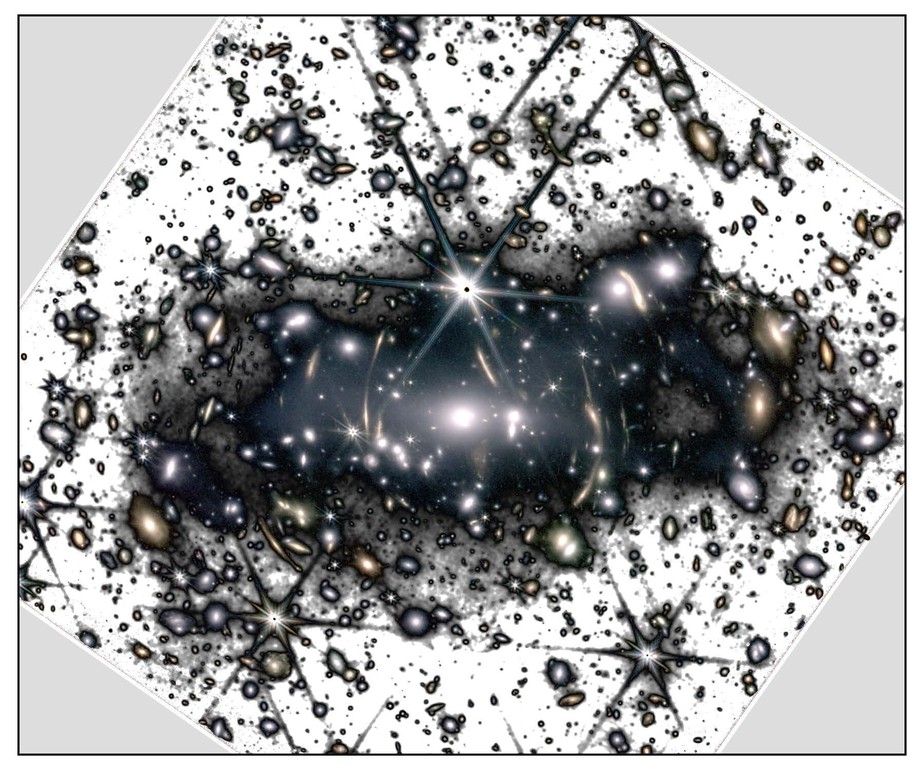 A luz intra-aglomerado de SMACS-J0723.3-7327, obtida com a câmera NIRCAM a bordo do James Webb. Os dados foram processados para melhorar a detecção da luz fraca entre as galáxias (preto e branco)