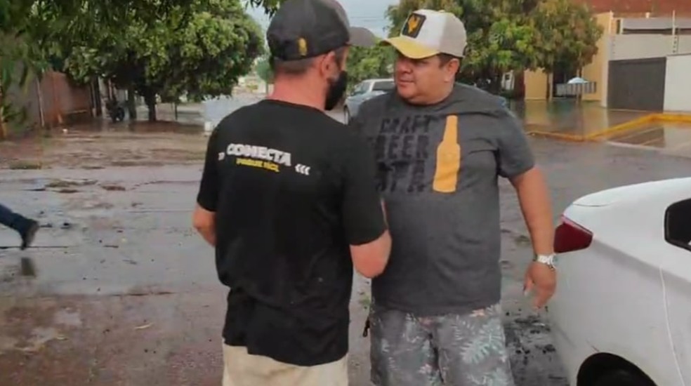 Ricardo agradeceu muito ao novo amigo, Marcus, por ele ter encontrado e devolvido a maleta com o dinheiro — Foto: Riobrilhanteemtemporeal/Divulgação