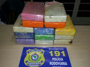 Droga foi encontrada debaixo do tapete do veículo (Foto: Polícia Rodoviária Federal)