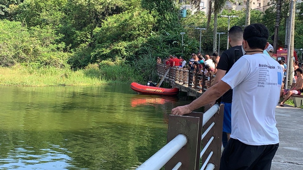 Homem morreu afogado na Lagoa da Saudade, em Santos, SP — Foto: Luciana Moledas/g1