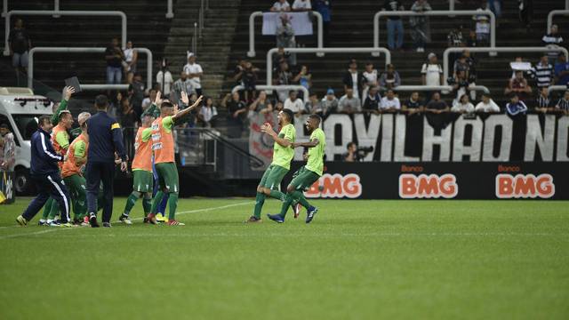 Jogadores do Avenida comemoram gol no primeiro tempo