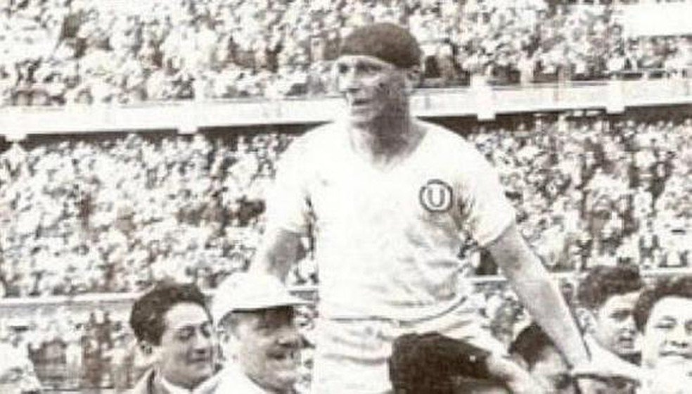 Lolo foi carregado pelos torcedores e deu a volta olímpica em seu último jogo em 1953 — Foto: Universitario