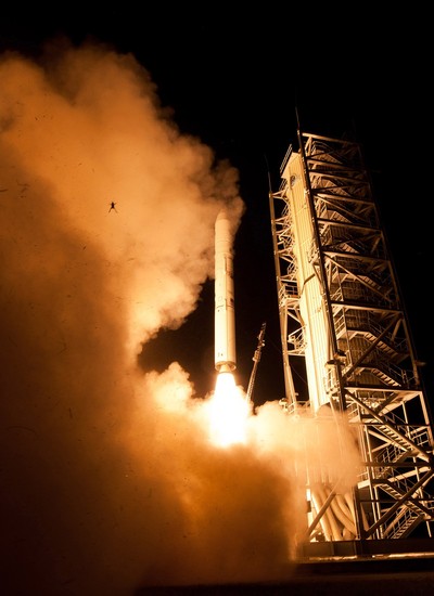 Em imagem feita por um fot&oacute;grafo da Nasa, um sapo aparece voando ao lado do foguete (Foto: NASA/Wallops Flight Facility/Chris Perry)