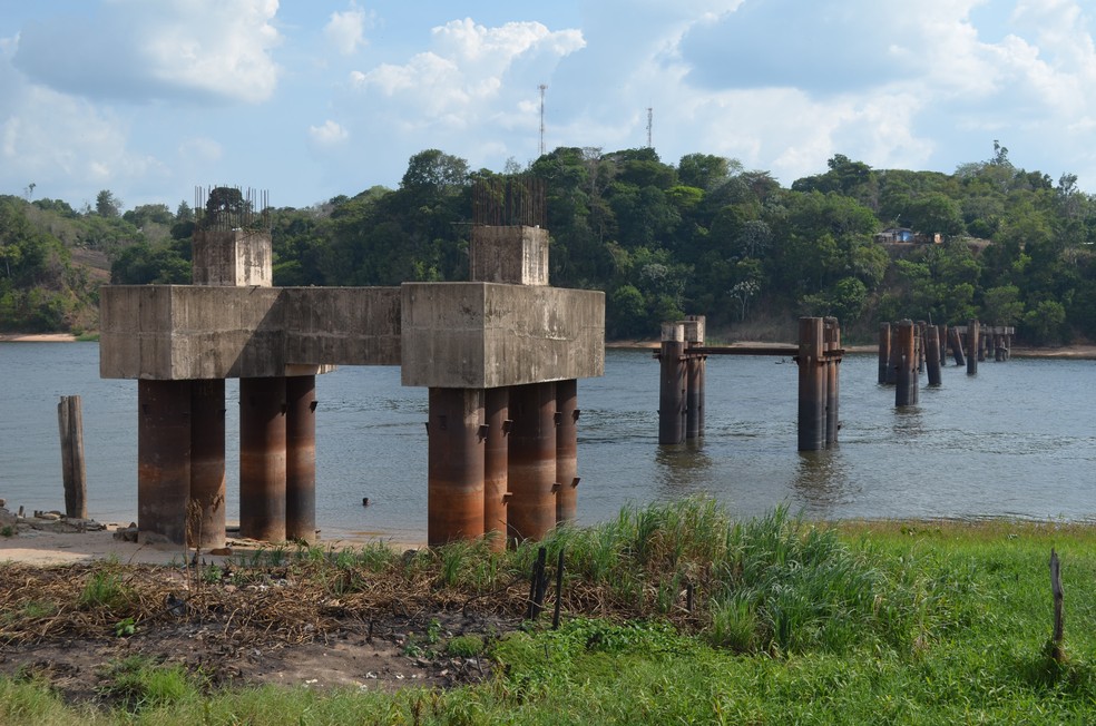Ponte inacabada sobre o rio Jari, em Laranjal do Jari — Foto: John Pacheco/G1