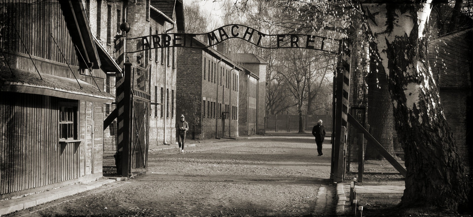 Frase colocada na entrada de Auschwitz que, em alemão, diz 