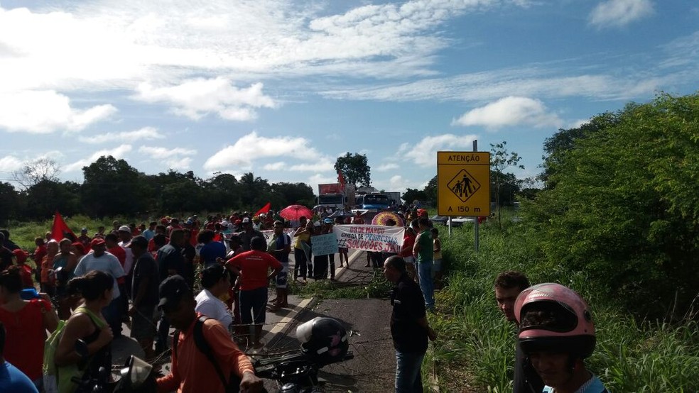 Grupo fechou a BR-316 em protesto (Foto: Divulgação/PRF)