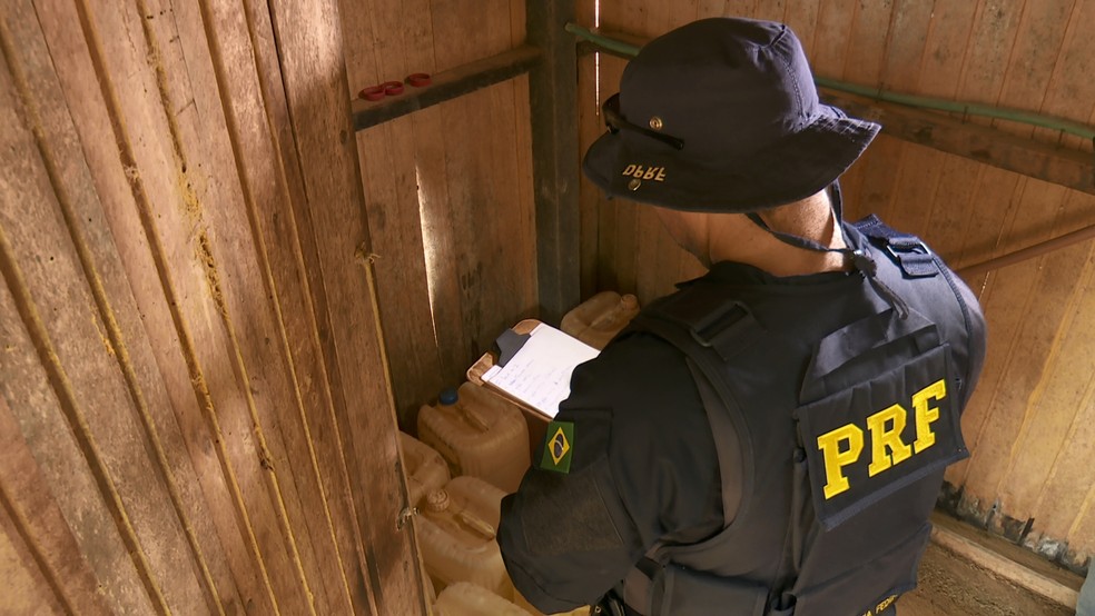 PRF encontrou armazenamento de combustível clandestino que seria adulterado para a venda — Foto: Rede Amazônica/Reprodução
