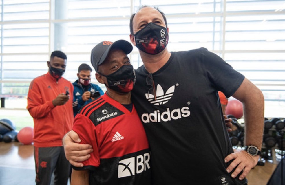 Robson recebe abra&ccedil;o de Rog&eacute;rio Ceni, no Ninho do Urubu &mdash; Foto: Alexandre Vidal / CRF