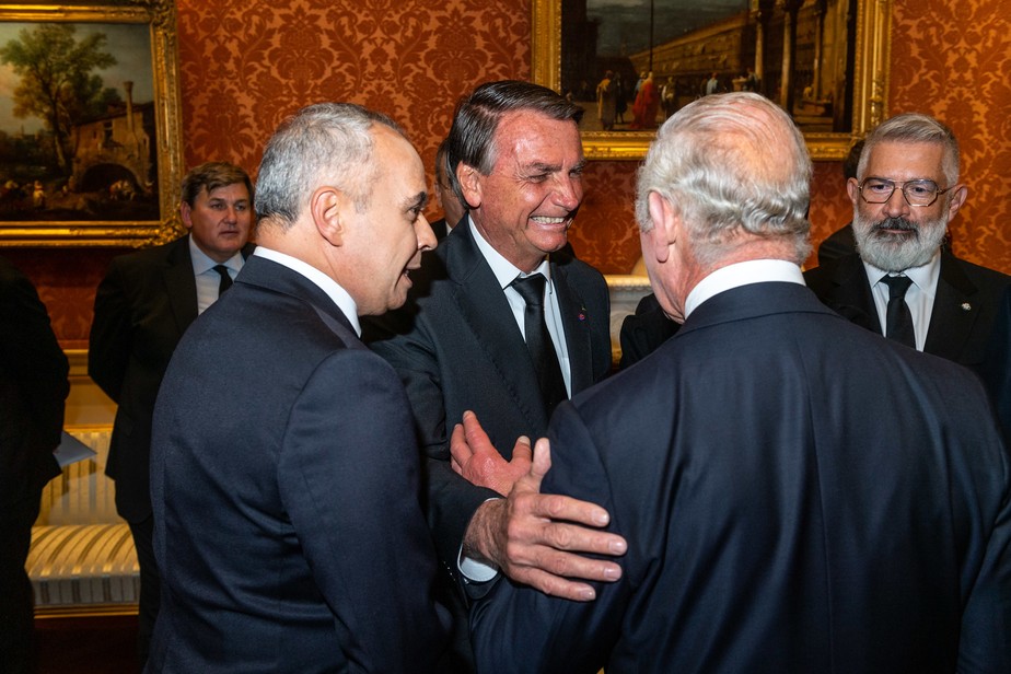 Bolsonaro abre um largo sorriso e quase abraça rei Charles III no funeral da rainha, no Palácio de Buckingham