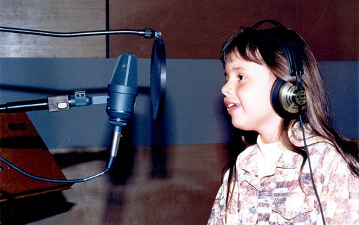 Sandy no estúdio aos 7 anos quando gravou seu primeiro CD com o irmão, Júnior, em 1990