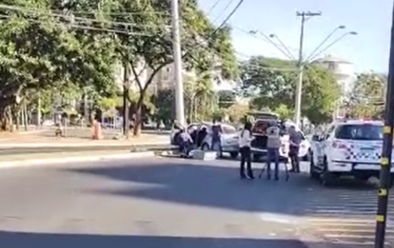 Passageiro morre após carro bater contra poste em avenida de Bauru; vídeo
