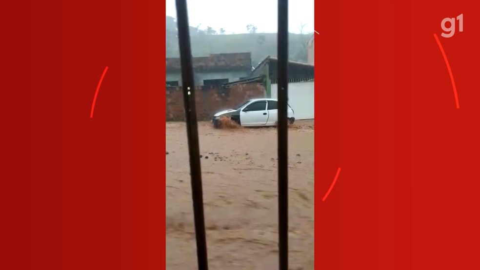 Chuva forte causa alagamento, deslizamento de terra e arrasta carro em Bananal. — Foto: Vanguarda Repórter