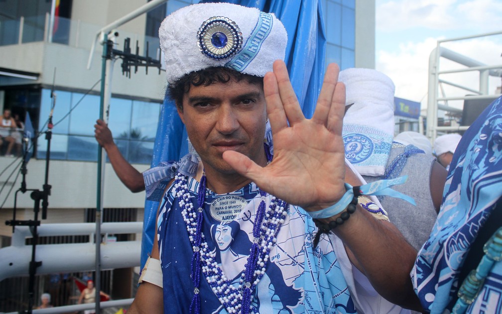 Jorge Vercillo faz símbolo da paz no trio dos Filhos de Gandhy (Foto: Tiago Caldas /Ag Haack)