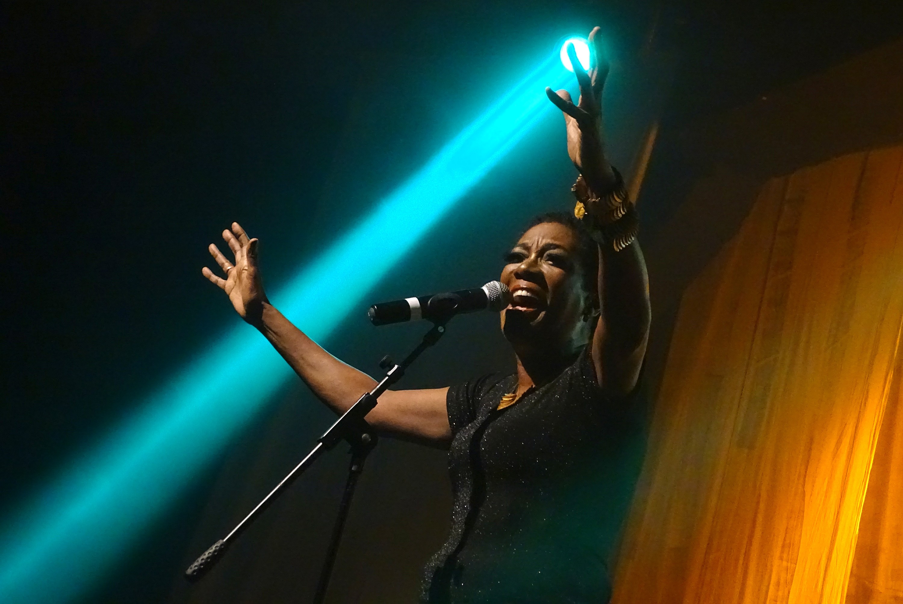 Leila Maria acentua em cena o tom político do álbum afro 'Ubuntu' ao ir além de Djavan no roteiro do show