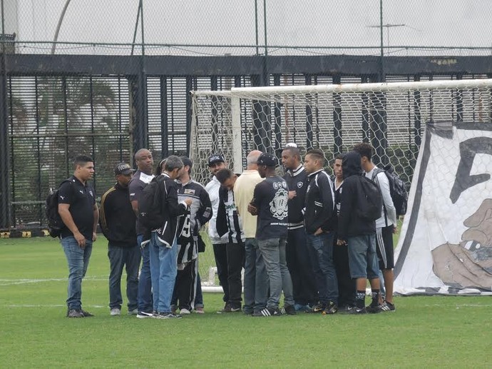 Membros de organizada conversaram com Cacá Azeredo, vice de futebol (Foto: Marcelo Baltar/ GloboEsporte.com)