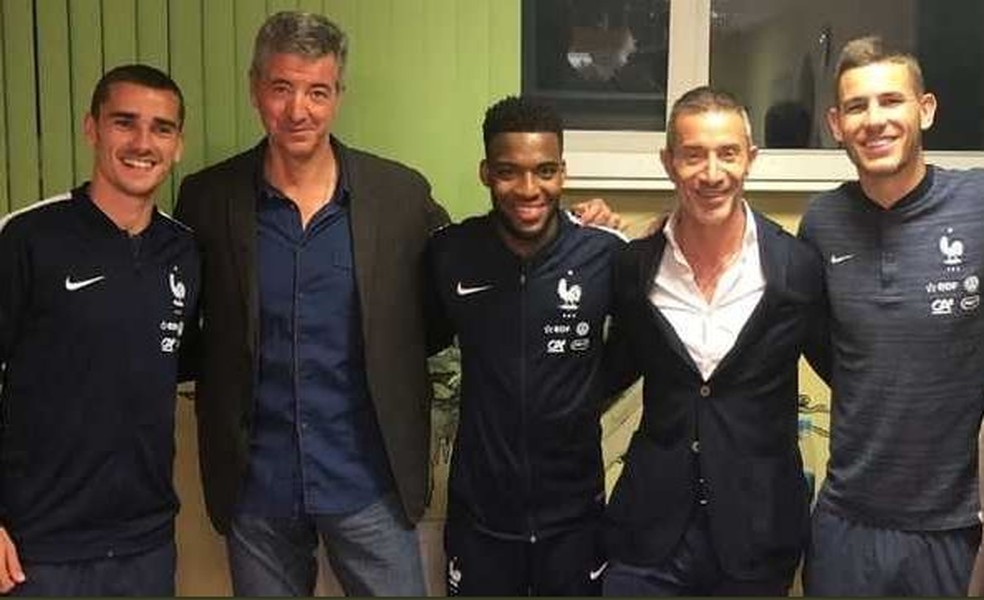 Griezmann, Lemar e Lucas HernÃ¡ndez posam com dirigentes do AtlÃ©tico (Foto: DivulgaÃ§Ã£o/AtlÃ©tico de Madrid)