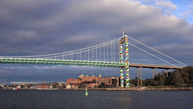 Grafites em ponte na Suécia imitam LEGO (Foto: Divulgação)
