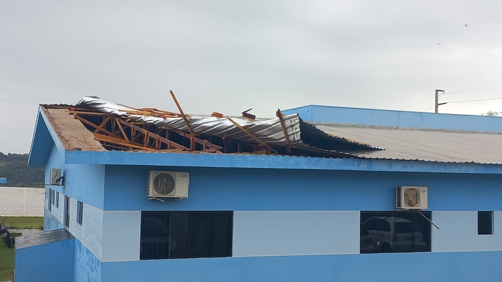 Ventos fortes destelharam a UBS do Jardim Concórdia, em Toledo — Foto: Prefeitura de Cascavel