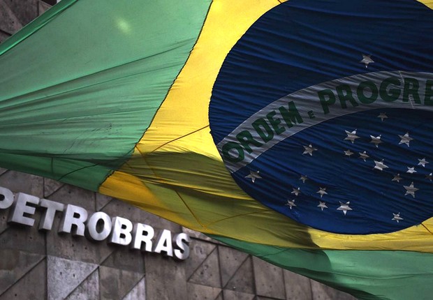 Bandeira do Brasil é vista diante da sede da Petrobras no Rio de Janeiro (Foto: Vanderlei Almeida/AFP/Getty Images)