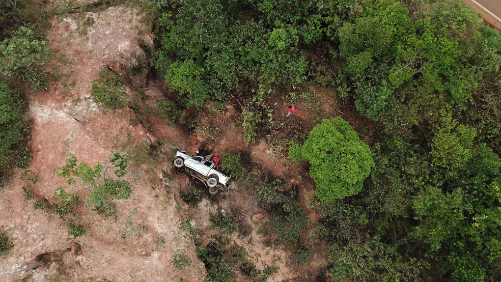 Com ajuda de drone, veículo foi encontrado em uma ribanceira às margens da MG-190 — Foto: Fotos cedidas pela Polícia Militar/Divulgação