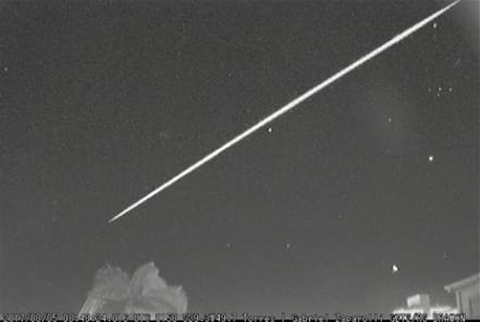 Exemplo de um meteoro Perseidas registrado em 2017  — Foto: Gabriel Zaparolli/Arquivo Pessoal