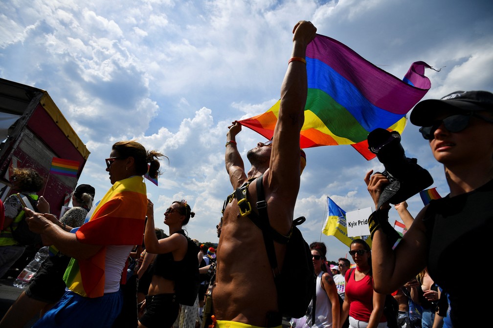 Parada do Orgulho de Budapeste recebe milhares de participantes sob calor escaldante — Foto: REUTERS/Marton Monus