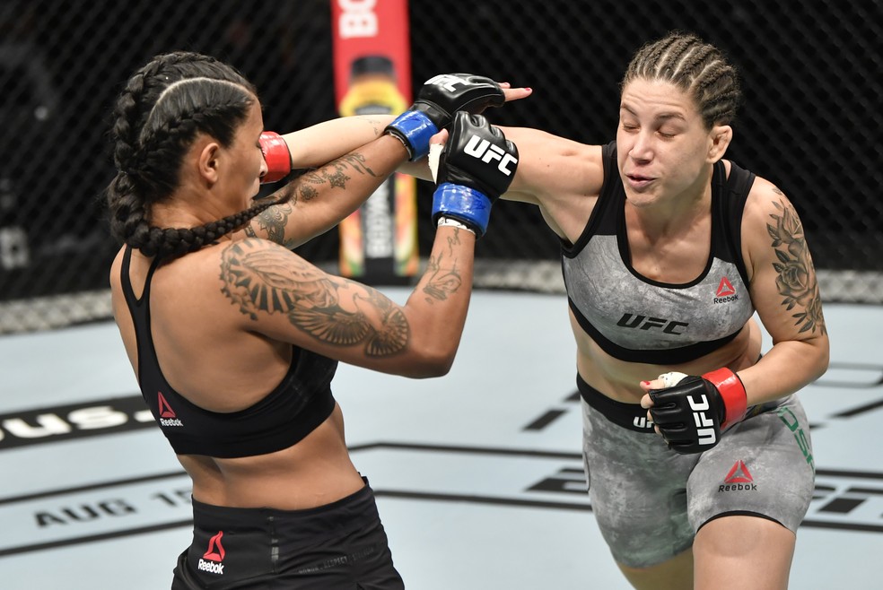 Karol Rosa acerta golpe em Vanessa Melo no UFC 251 — Foto: Getty Images