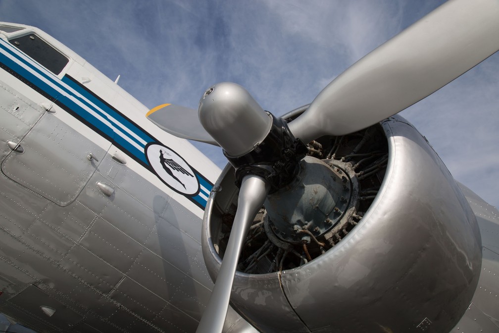 Turbina de uma aeronave DC-3, mesmo modelo do avião que caiu na Colômbia no sábado (9) — Foto: Roberto Furtado/Divulgação