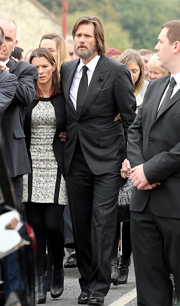 Jim Carrey estava abalado em enterro de ex-namorada (Foto: AKM-GSI)