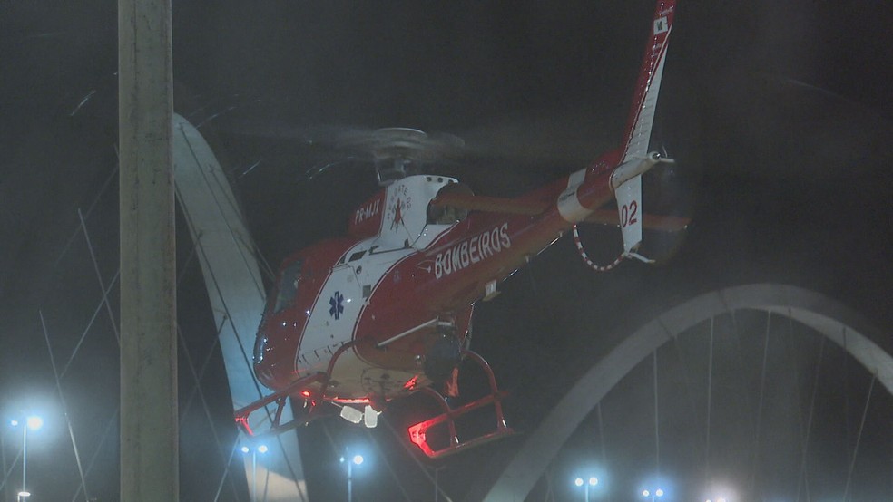 Vitima de acidente aquático é resgatada com uso de helicóptero do Corpo de Bombeiros  — Foto: TV Globo/ Reprodução 