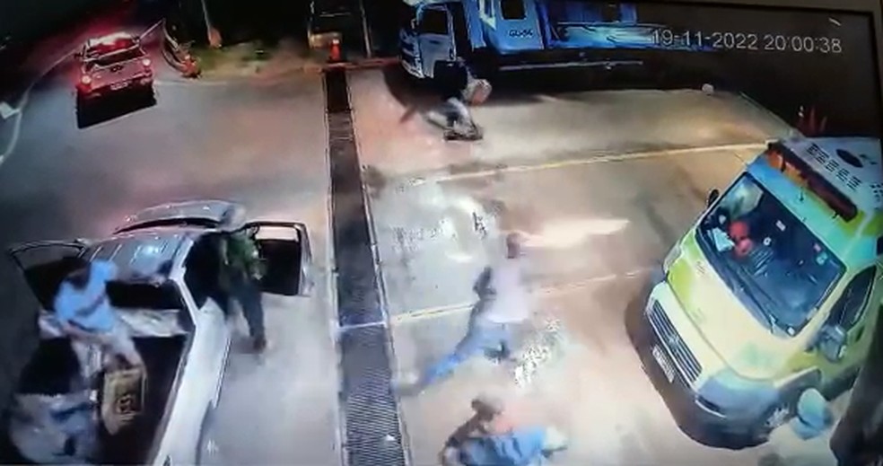 Grupo ataca base de operações de concessionária  — Foto: Câmeras de segurança/Cedida