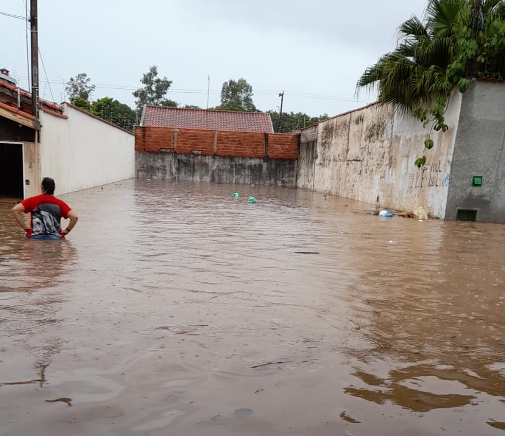 Moradores precisaram retirar pertences das casas e deixar imóveis no Água Branca, em Piracicaba — Foto: Cristiane Sanches