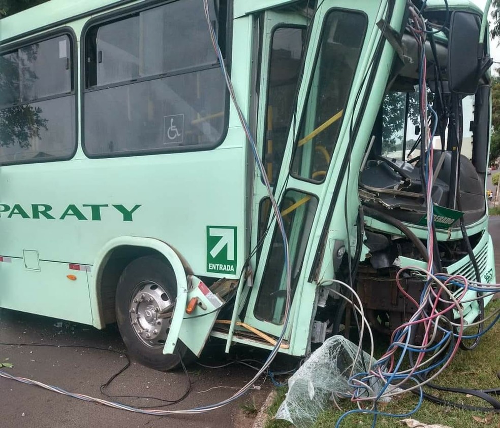 Ônibus urbano 'racha' após bater contra poste em Jaú — Foto: Arquivo pessoal