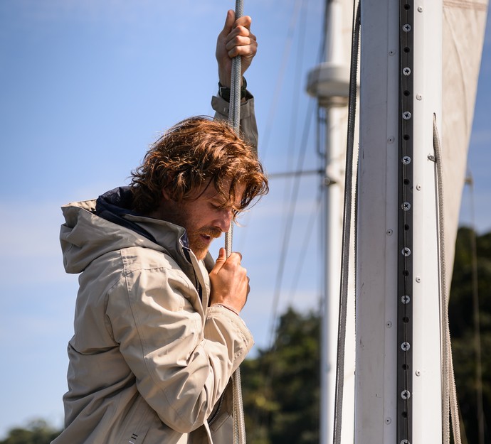 Gianecchini atua em um veleiro, em Paraty (Foto: Ramon Vasconcelos/TV Globo)