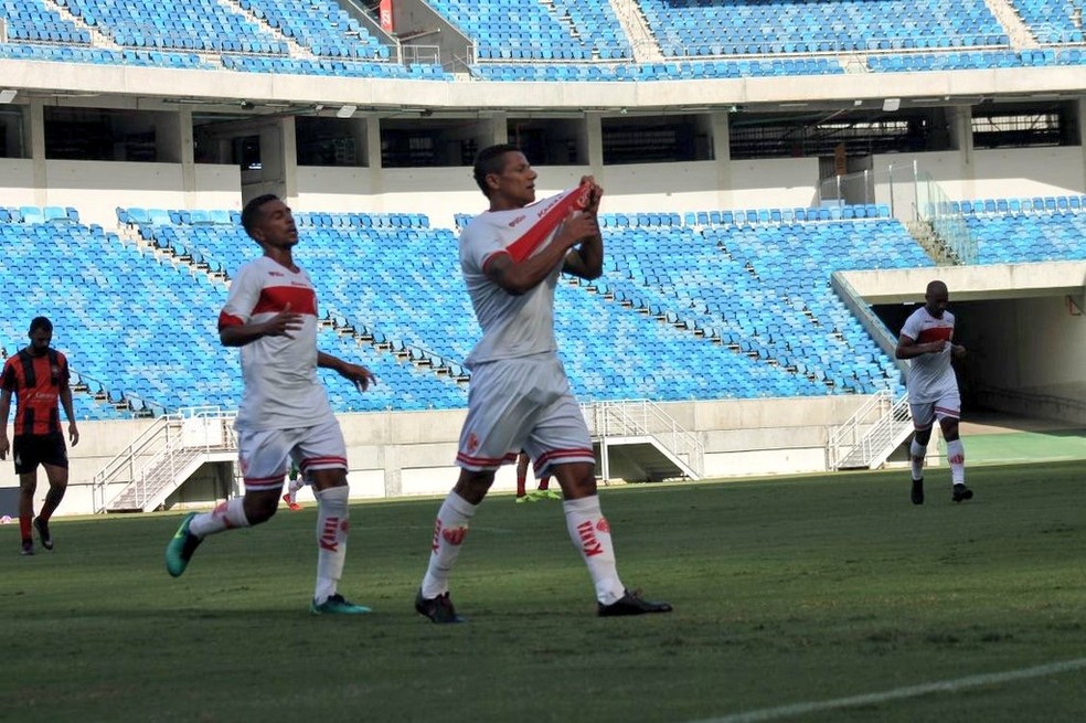 Adriano Pardal deixou sua marca na vitÃ³ria do AmÃ©rica-RN sobre o AtlÃ©tico Poteng (Foto: CanindÃ© Pereira/AmÃ©rica FC)