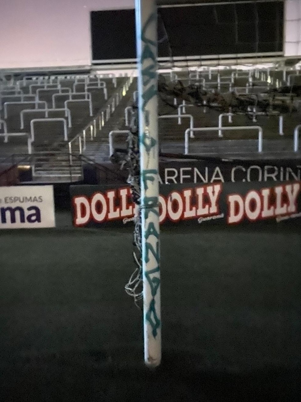 Trave da Arena Corinthians pichada com provocação a Cássio — Foto: Reprodução