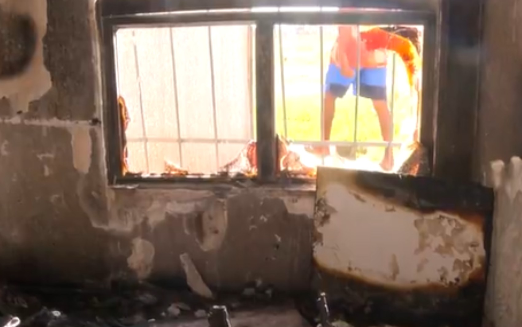 
Adolescente que teve 80% do corpo queimado em incêndio na BA não saiu pela janela porque grades deram choque, dizem vizinhos