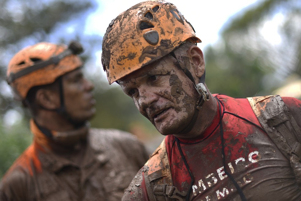 Bombeiros que buscavam por corpos depois do rompimento da barragem da Vale em Brumadinho tiveram que deixar o local quando o nÃ­vel da Ã¡gua subiu repentinamente. â€” Foto: Douglas Magno/AFP