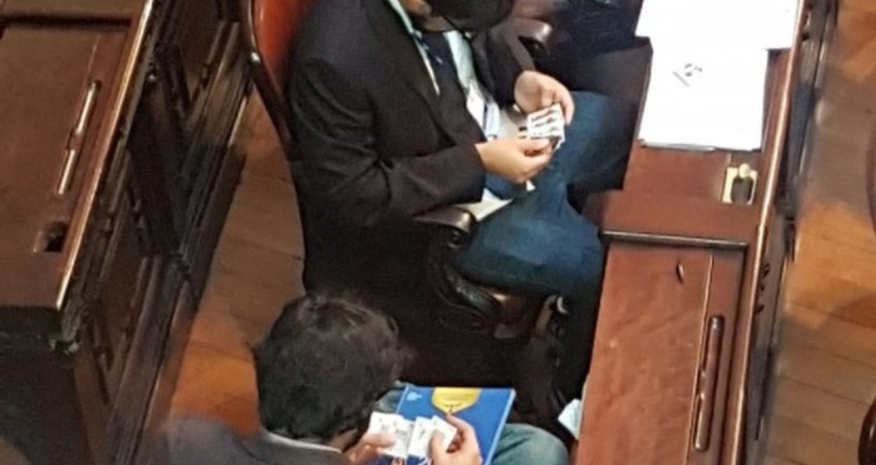 Assessores de deputados foram flagrados trocando figurinhas durante sessÃ£o na Alerj  (Foto: ReproduÃ§Ã£o/Internet)