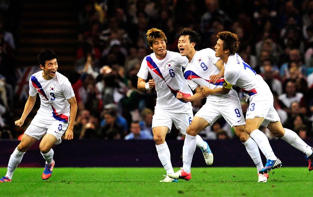 jogadores da Coreia do Sul comemoram vitória sobre a Grã-Bretanha futebol (Foto: AFP)