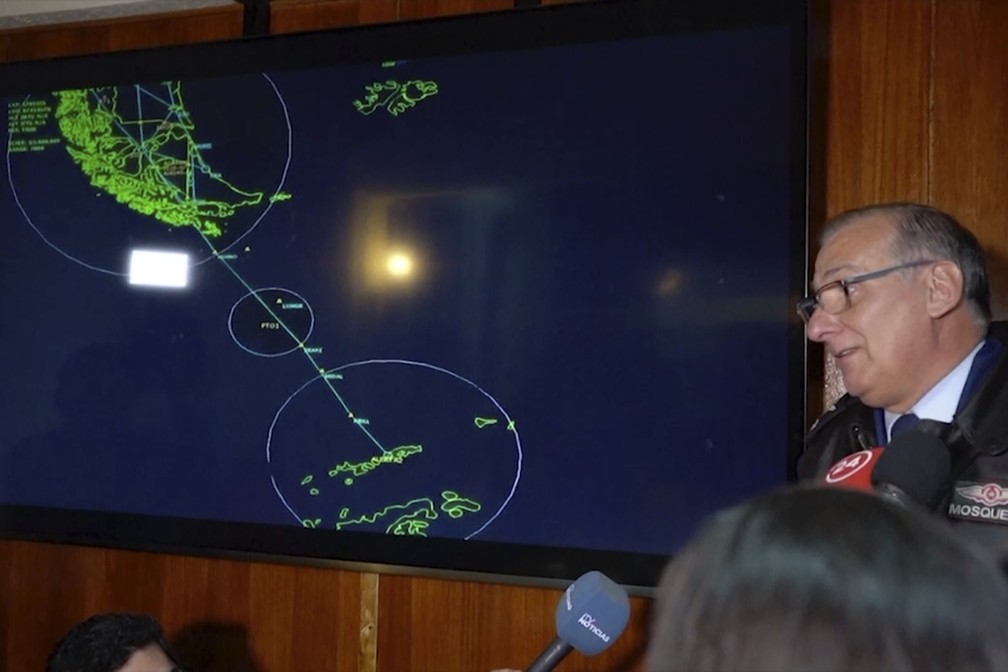 General Eduardo Mosqueira mostra durante coletiva de imprensa na noite de segunda-feira (9) local onde avião desapareceu enquanto voava rumo a Antártica — Foto: AP Photo