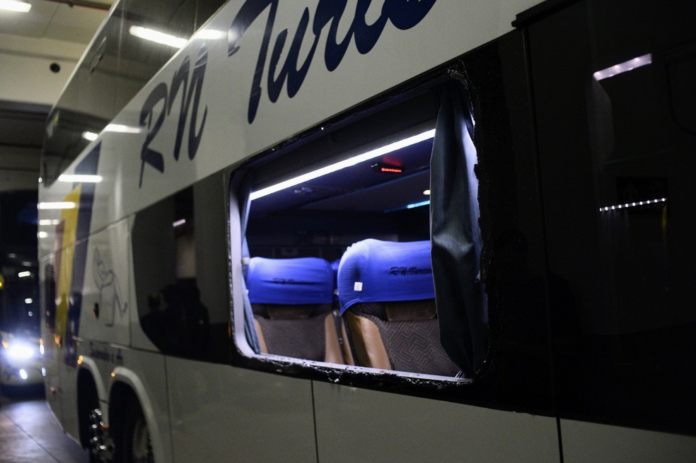 Ônibus do Boca foi apedrejado a caminho da arena do Corinthians — Foto: Marcos Ribolli