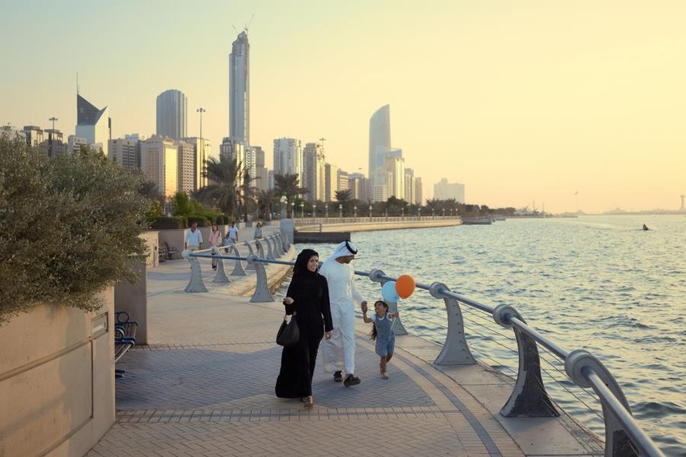 Muçulmanos saem à rua com vestimentas tradicionais (Foto: Departamento de Cultura e Turismo de Abu Dhabi)