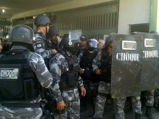 Tropa de choque da PM faz barreira no portão principal da Casa de Custódia (Foto: Gustavo Almeida/G1)