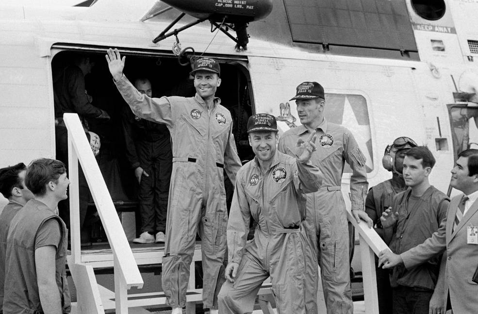 Os três astronautas que embarcaram no foguete Saturn V para a missão Apollo 13: Fred W. Haise Jr. (à esquerda), James A. Lovell Jr (ao centro) e John L. Swigert Jr. (à direita) (Foto: NASA)